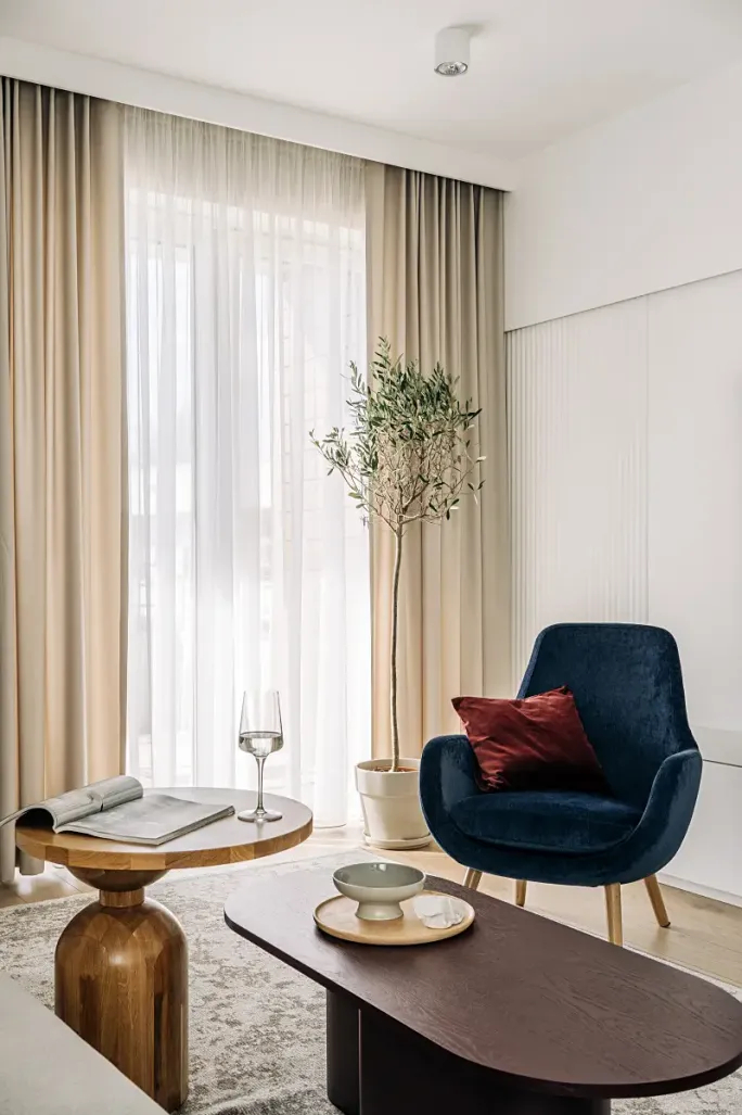 nowoczesny apartament w odcieniach bieli i granatu z klasycznymi detalami