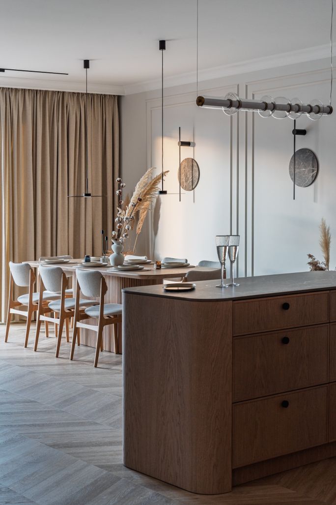 stół z ryflowaną podstawą w eleganckiej jadalni w luksusowym apartamencie w Gdańsku