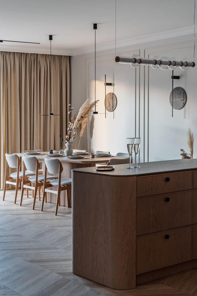 stół z ryflowaną podstawą w eleganckiej jadalni w luksusowym apartamencie w Gdańsku