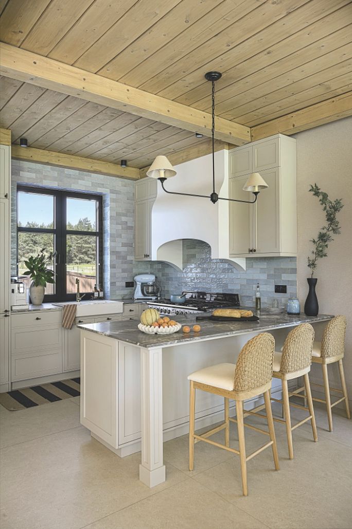 kuchnia biała z jasnym drewnem