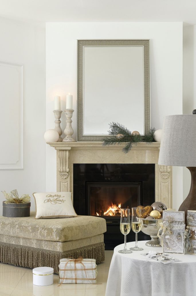 biały salon ze złotymi dekoracjami świątecznymi