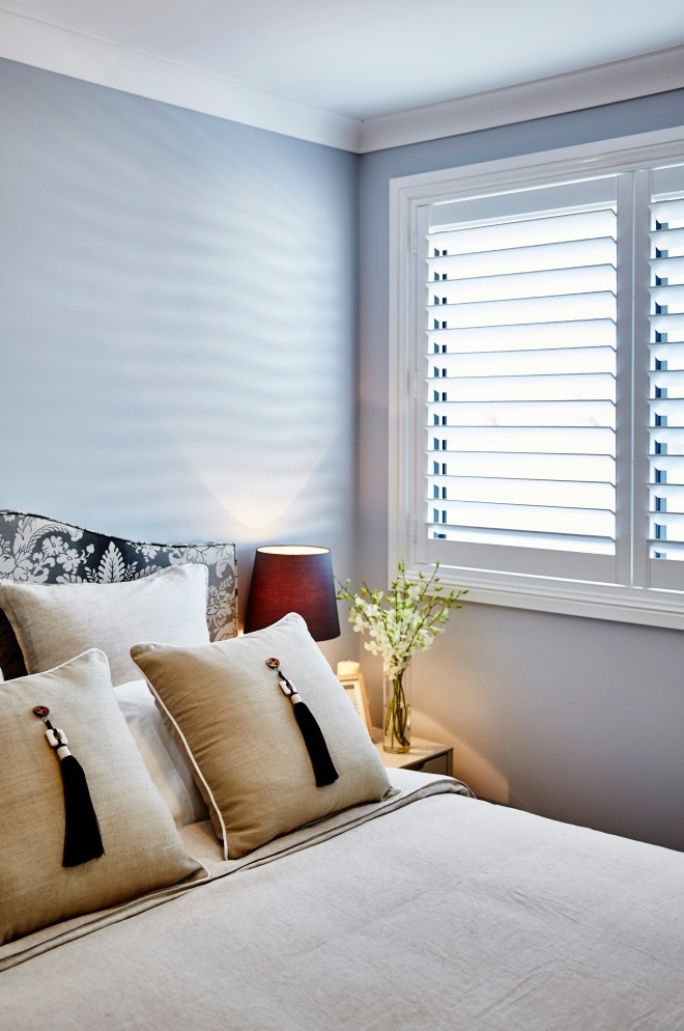 czym zasłonić okno w sypialni