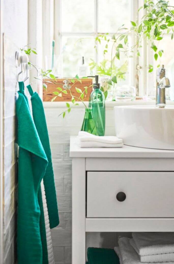 biała łazienka z zielonymi dodatkami