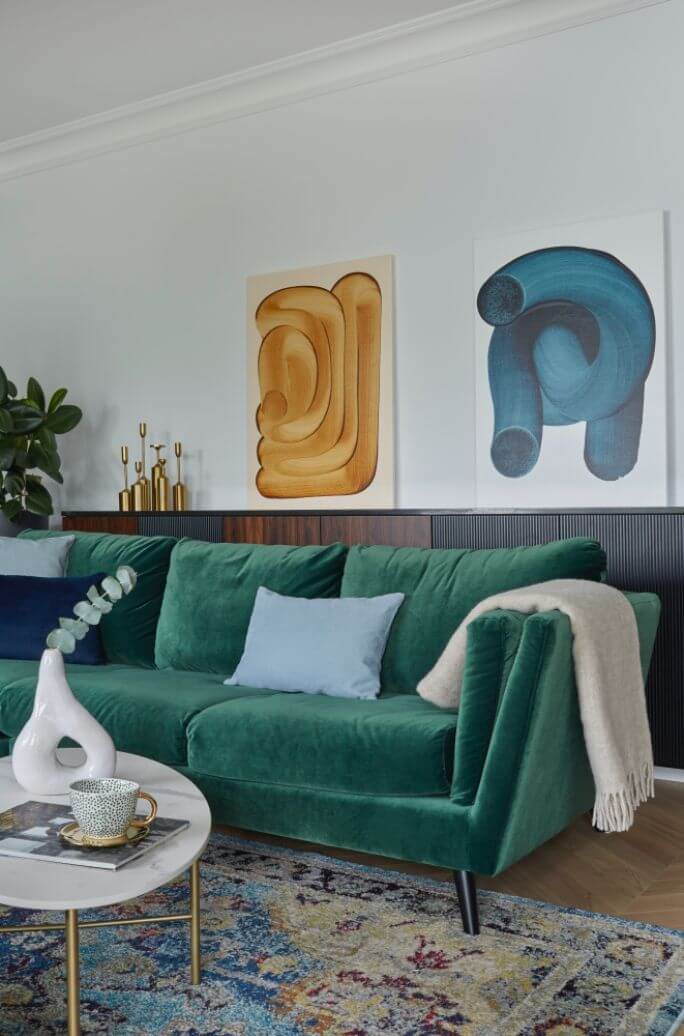 szmaragdowa sofa w salonie