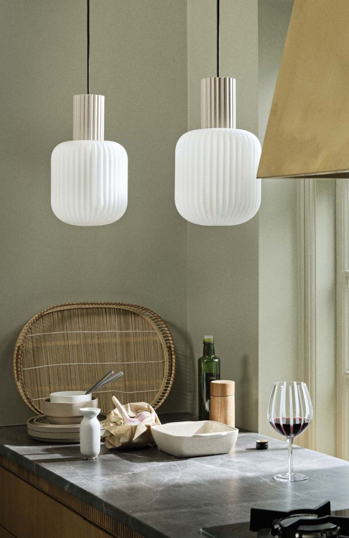 Lampy wiszące z mlecznego, ryflowanego szkła nad kuchennym blatem
