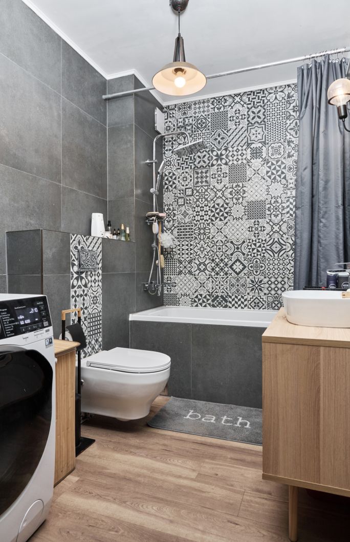 nowoczesna łazienka z drewnem