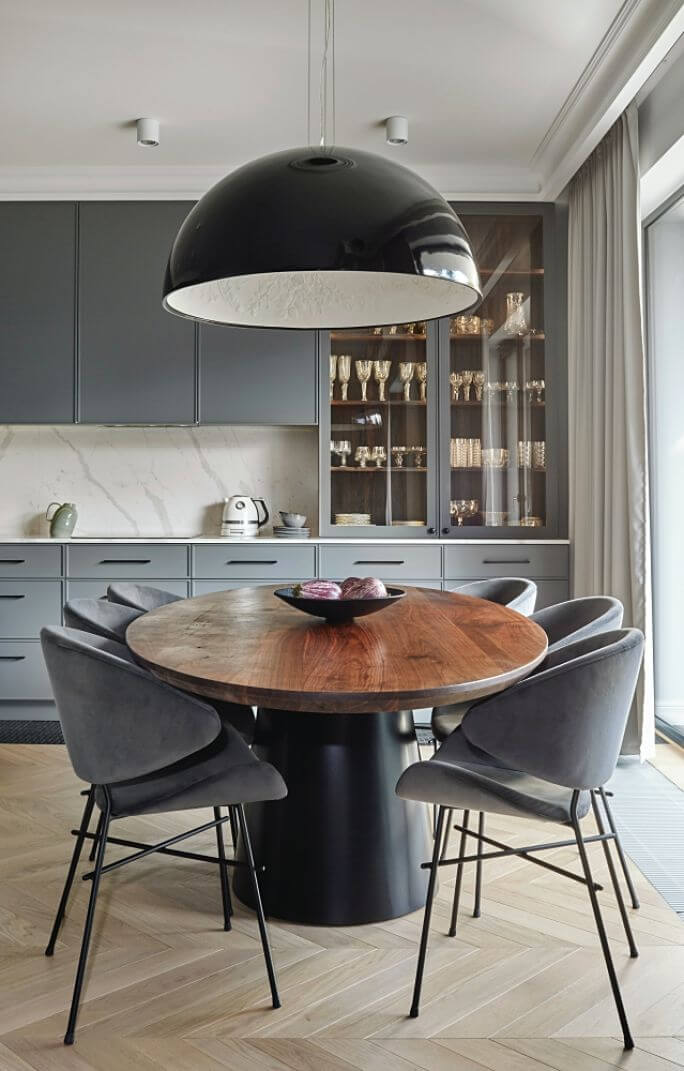 szara kuchnia z drewnem w eklektycznym stylu