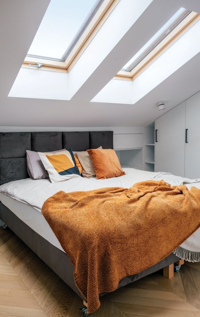 sypialnia na poddaszu w stylu loftowym