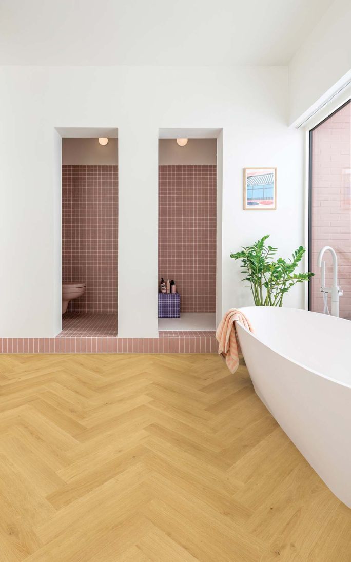 panele laminowane ułożone w jodełkę w łazience