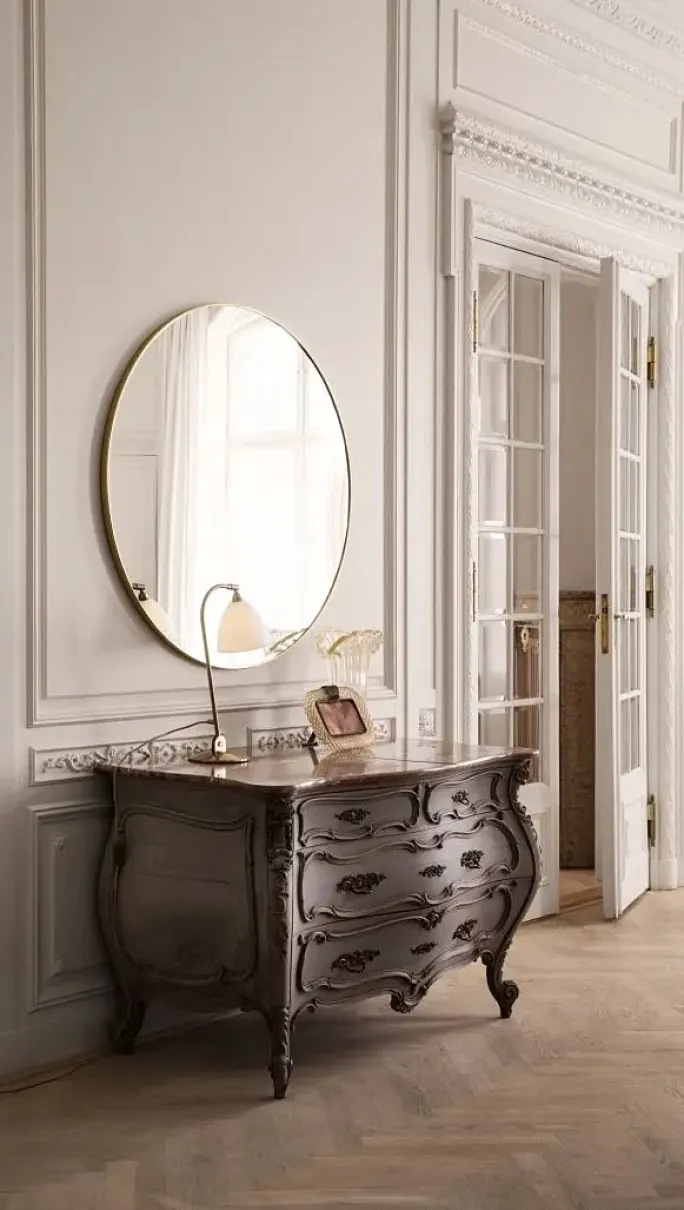 kaszmirowy salon z naturalnym parkietem i sztukateriami