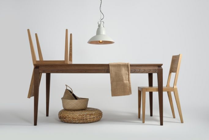 nowoczesny stół drewniany