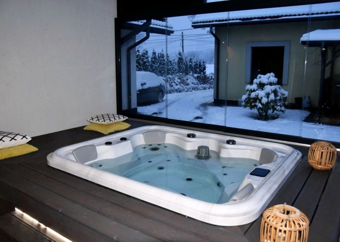 szklana weranda z jacuzzi