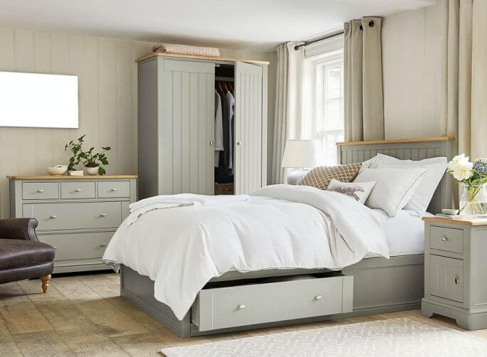 drewniane łóżko do sypialni