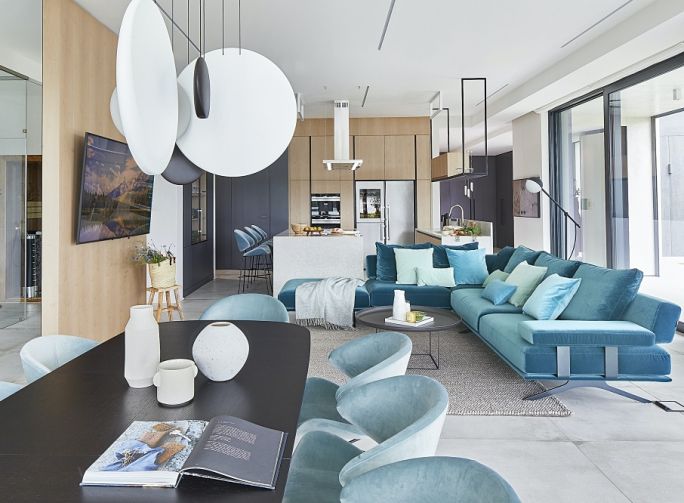 telewizor na ścianie w salonie