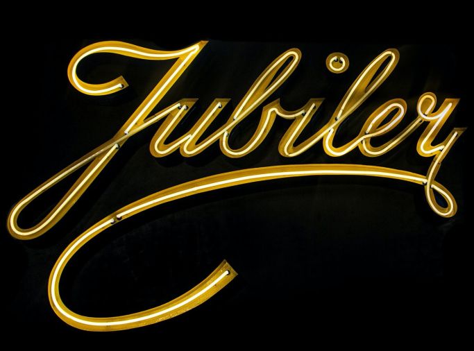 Neon Jubiler symbol nowoczesnej Warszawy
