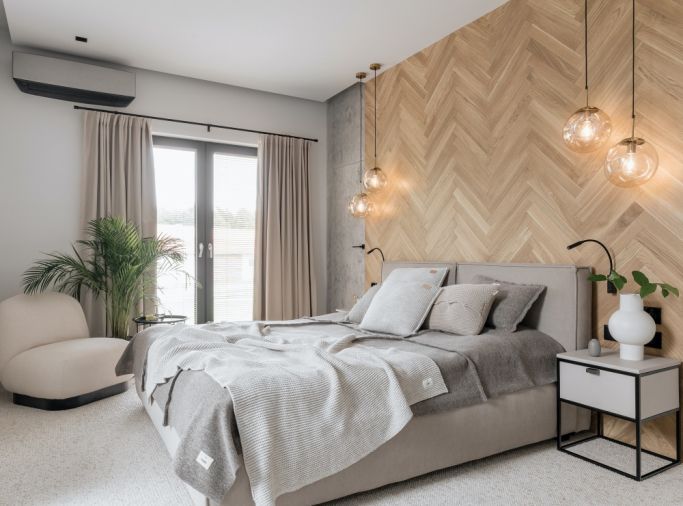 drewniana ściana za łóżkiem w sypialni