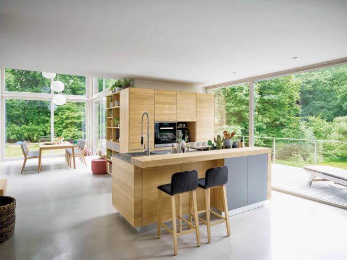 kuchnia drewniana z wyspą kuchenną