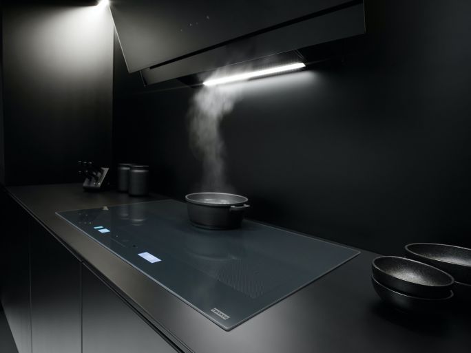 czarny sprzęt agd w kuchni