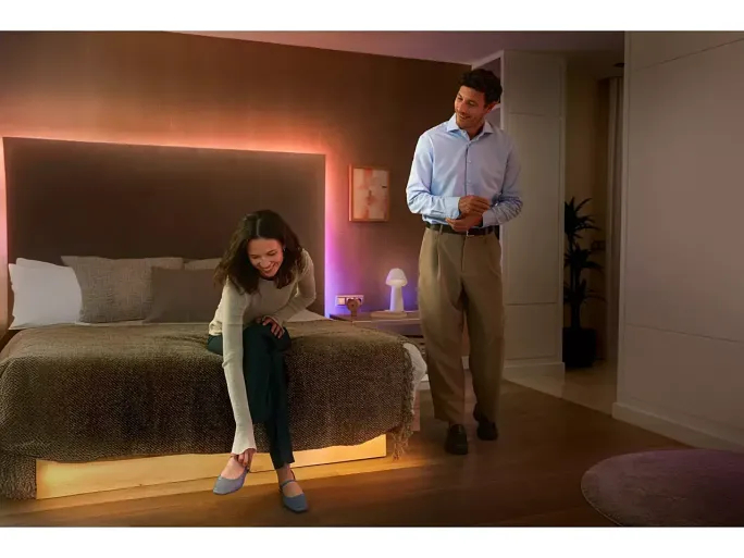 taśma LED Philips Hue Flux za telewizorem w salonie