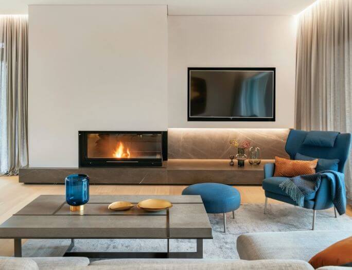 aranżacja salonu z kominkiem i telewizorem