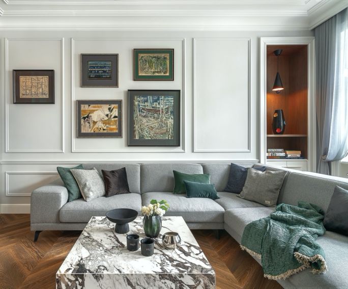 co powiesić nad kanapą w salonie