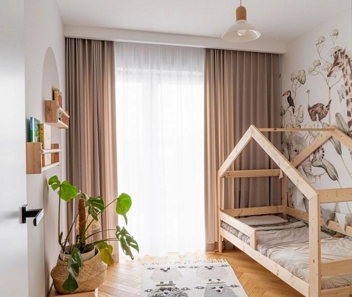 okno w pokoju dziecka zasłony