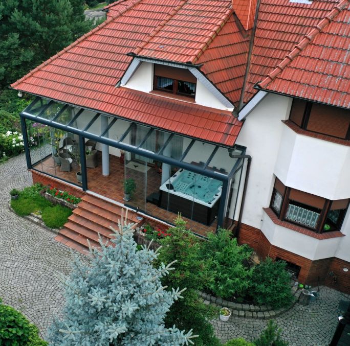szklana weranda z jacuzzi