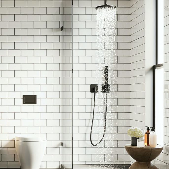 nowoczesna łazienka z otwartym przeszklonym prysznicem. wystrój białe kafle z elementami drewna i czarnymi metalowymi akcentami