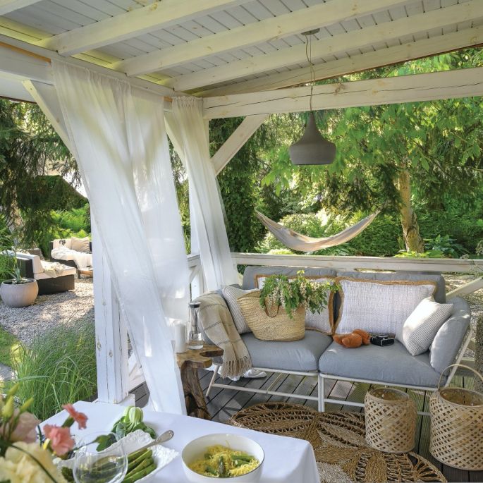 ogród ze starymi drzewami i zakątkami do odpoczywania