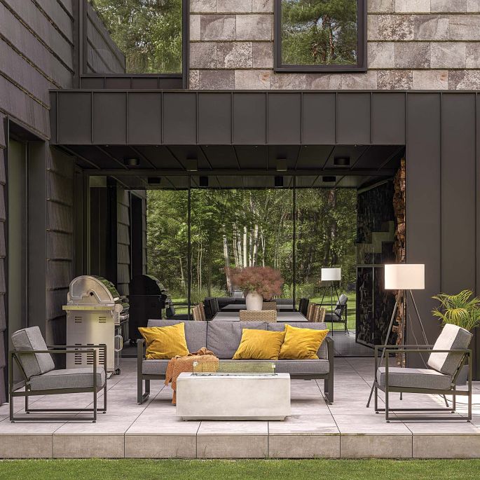 nowoczesny dom otulony zielenią