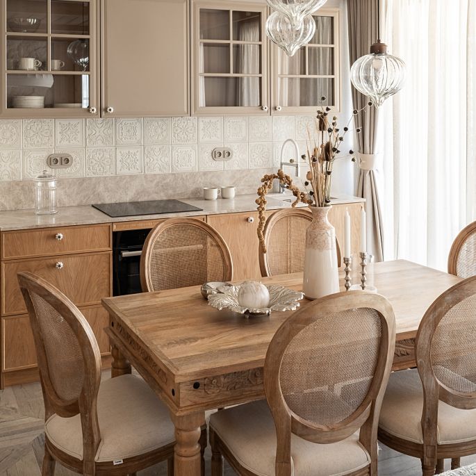 przytulne górskie wnętrze z kominkiem