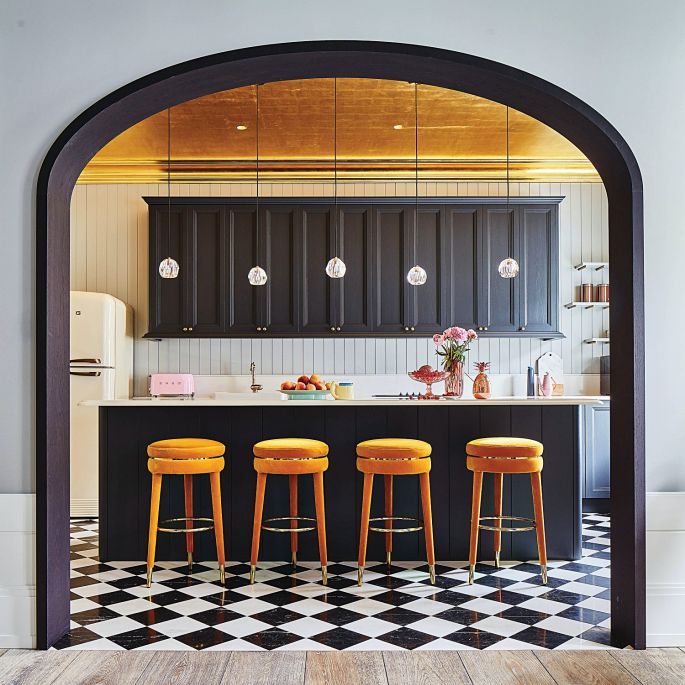 apartament ze złotym sufitem i kinem domowym