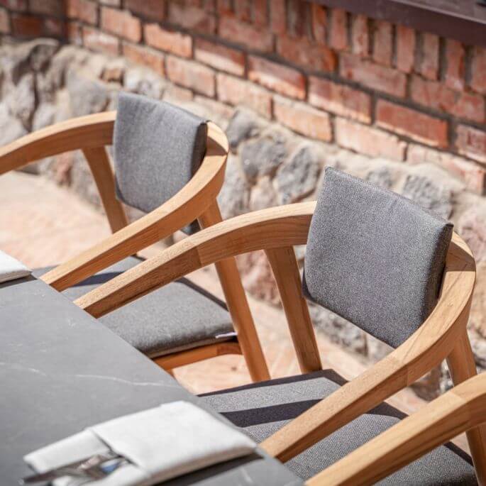 czy warto inwestować w droższe meble ogrodowe