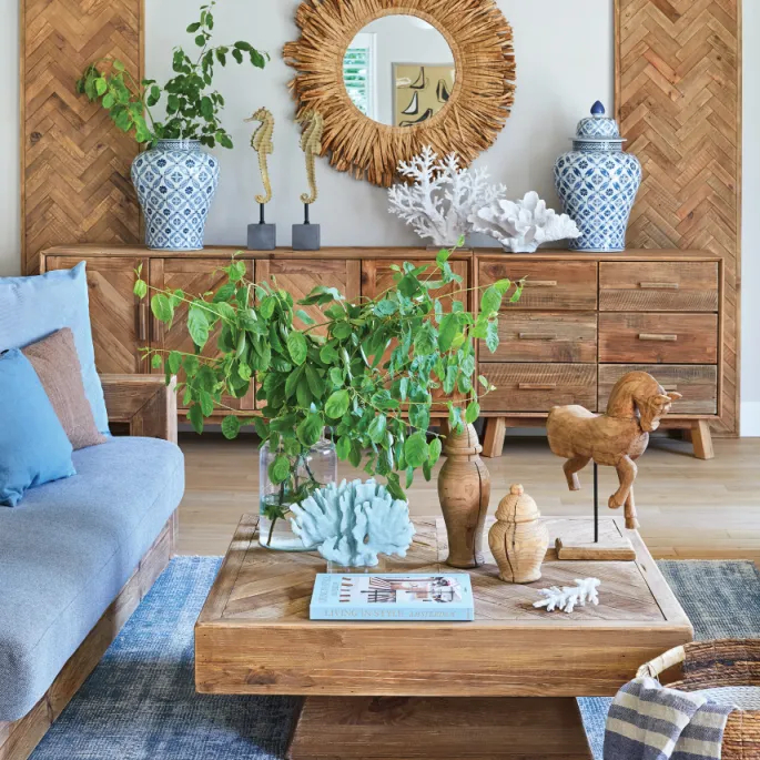 drewniane meble i niebieskie dodatki we wnętrzach