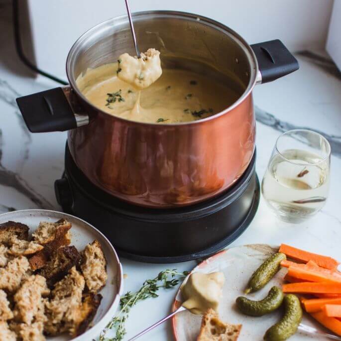 Jak zrobić fondue serowe, czekoladowe i mięsne?