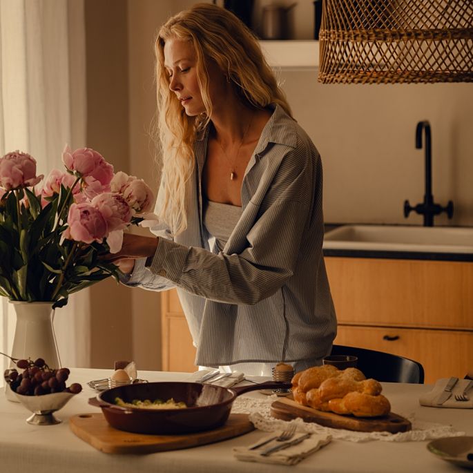 kolekcja żeliwnych naczyń w odcieniu burgundowej czerwieni