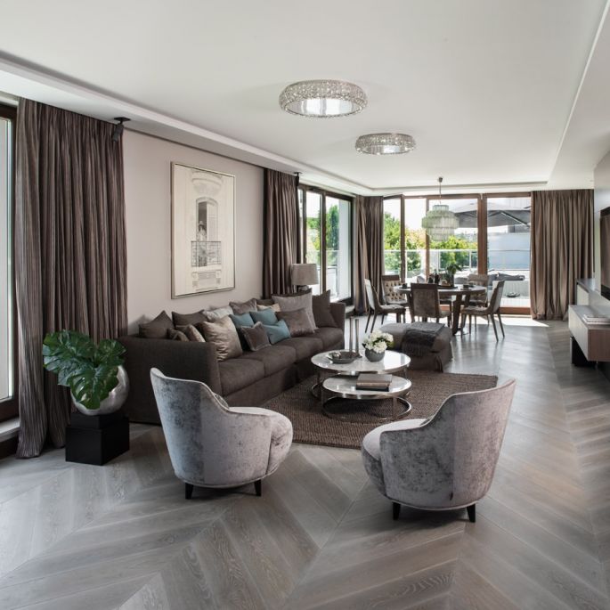 Położony w sercu Warszawy, 160-metrowy luksusowy apartament jest nowoczesny i bardzo elegancki. Monochromatyczne wnętrze z