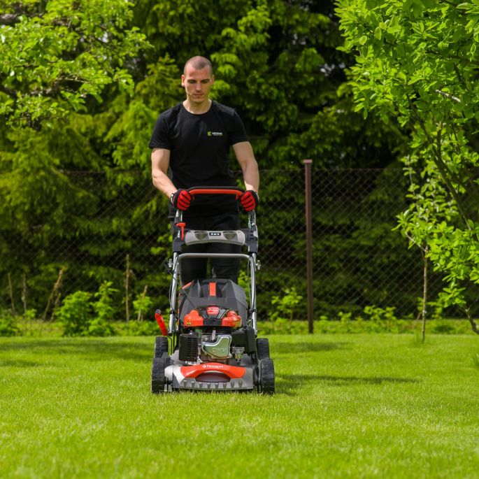 pierwsze koszenie trawy po zimie