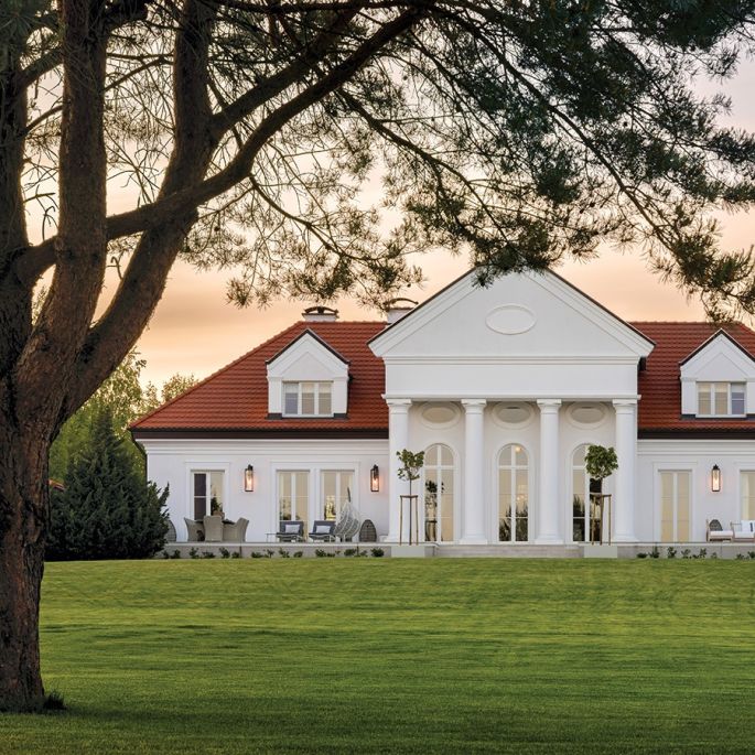 polski dwór na warmii z widokiem na jezioro