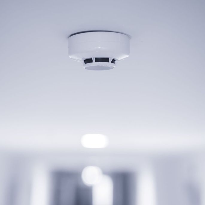 Nowoczesne wnętrze domu z dyskretnie wkomponowanymi zabezpieczeniami i instalacjami technicznymi