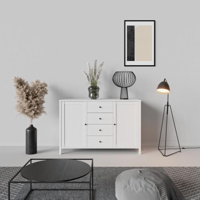 białe meble pokojowe i czarne dodatki