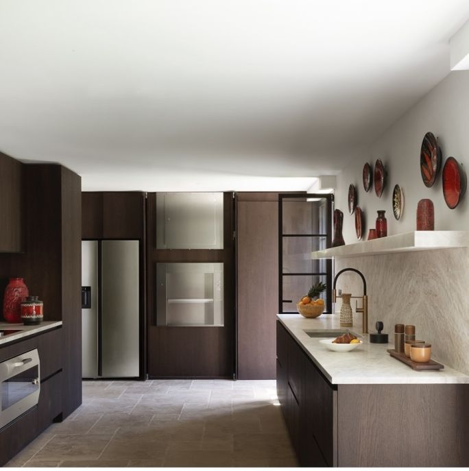 elegancka kuchnia w ciemnym drewnie w willi w stylu quiet luxury