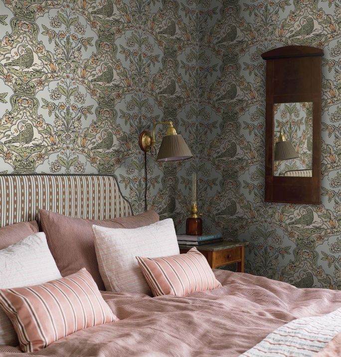 Kwiecista tapeta we wnętrzu w stylu granny chic