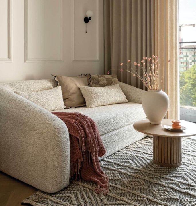 sofa w kolorze kaszmirowym w salonie