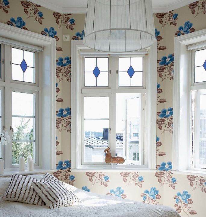 Sypialnia z witrażowymi oknami