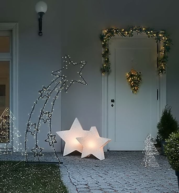 dekoracje świąteczne przed domem