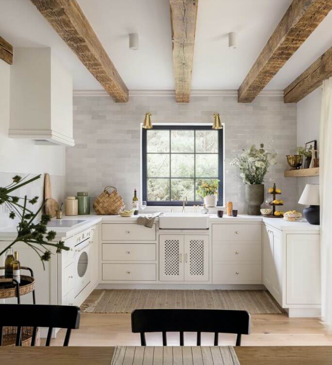 biała kuchnia z drewnem