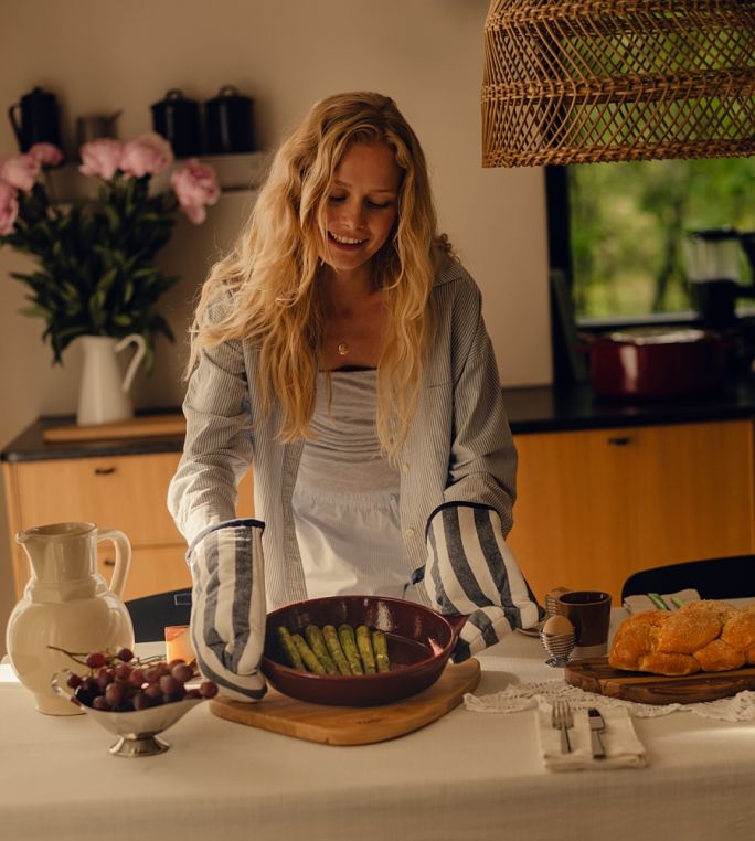 kolekcja żeliwnych naczyń w odcieniu burgundowej czerwieni