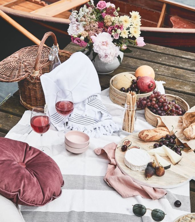 romantyczny piknik w ogrodzie