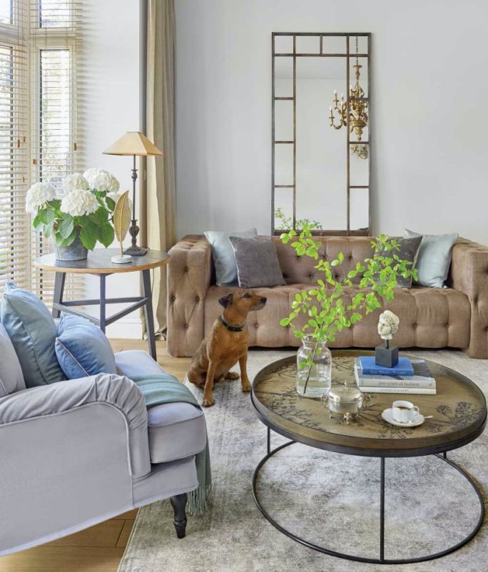 jak udekorować ścianę za sofą